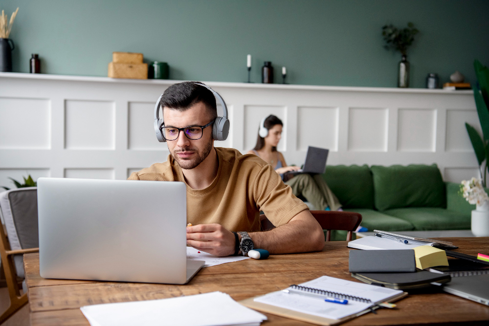 jeune étudiant devant son ordinateur