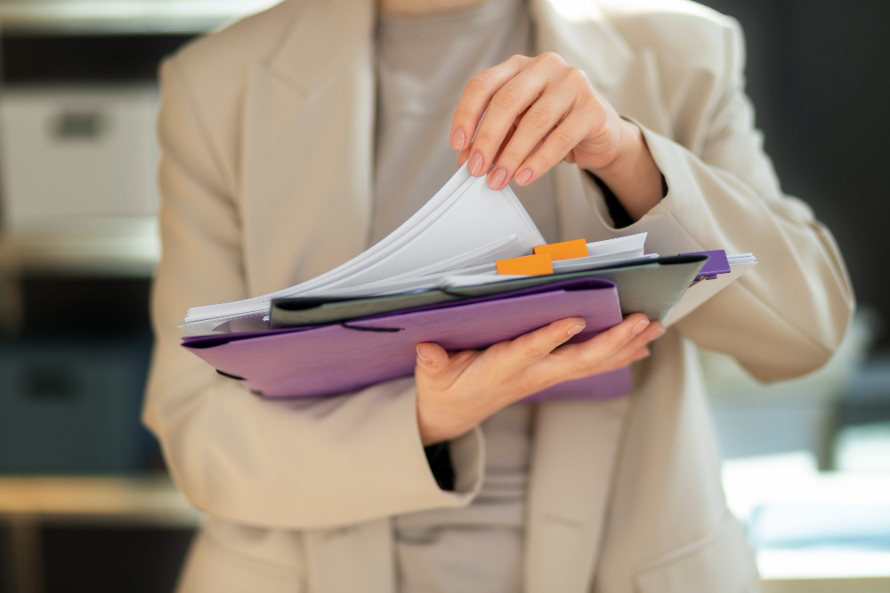 femme organisant des papiers