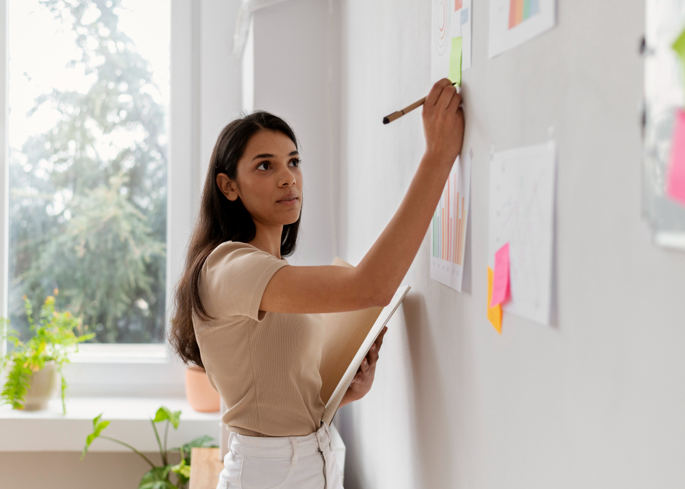 Cheffe d’entreprise mettant en place sa stratégie sur un tableau blanc