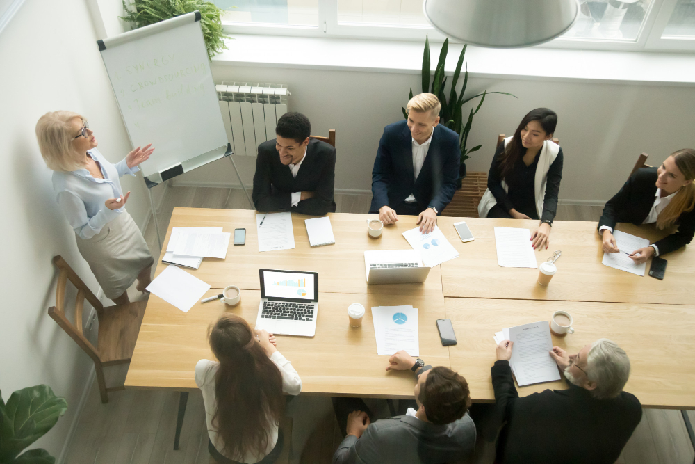 Leader inspirant son équipe en réunion autour d’une table